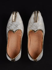 Off White Textured Closed Toe Mojari