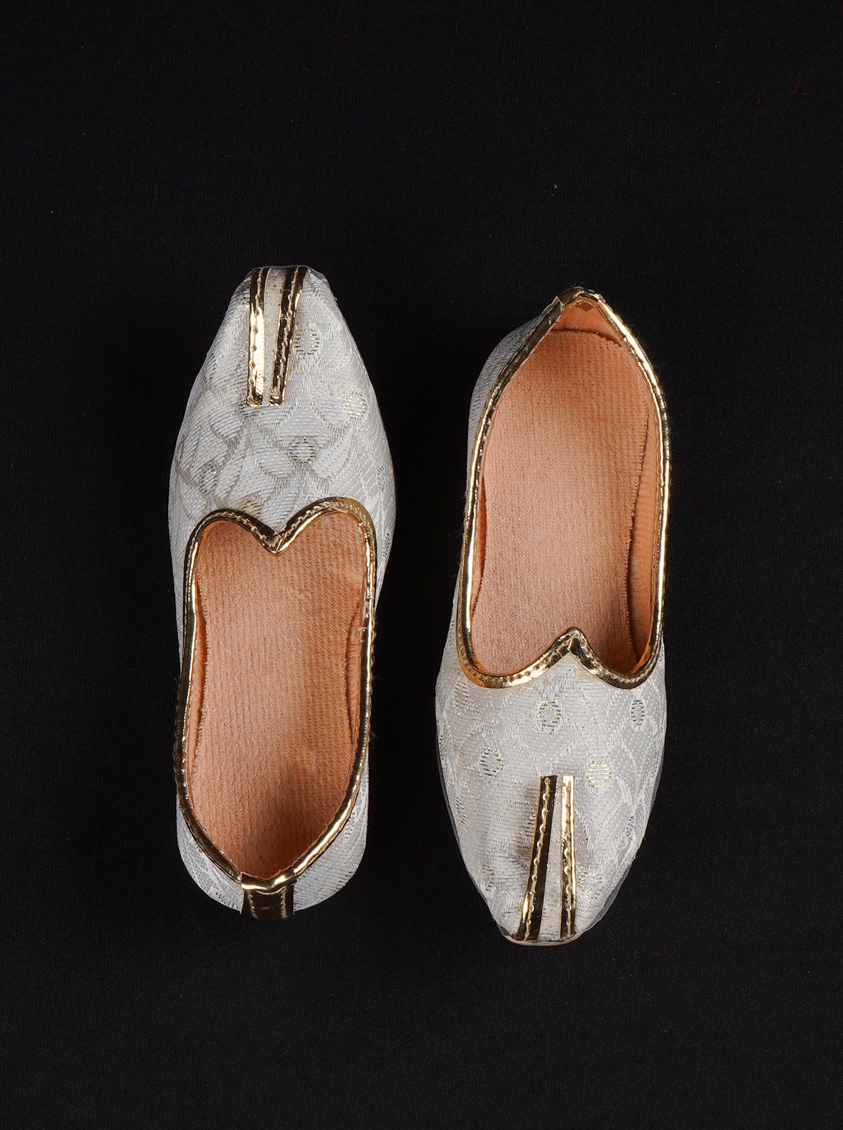 Off White Textured Closed Toe Mojari