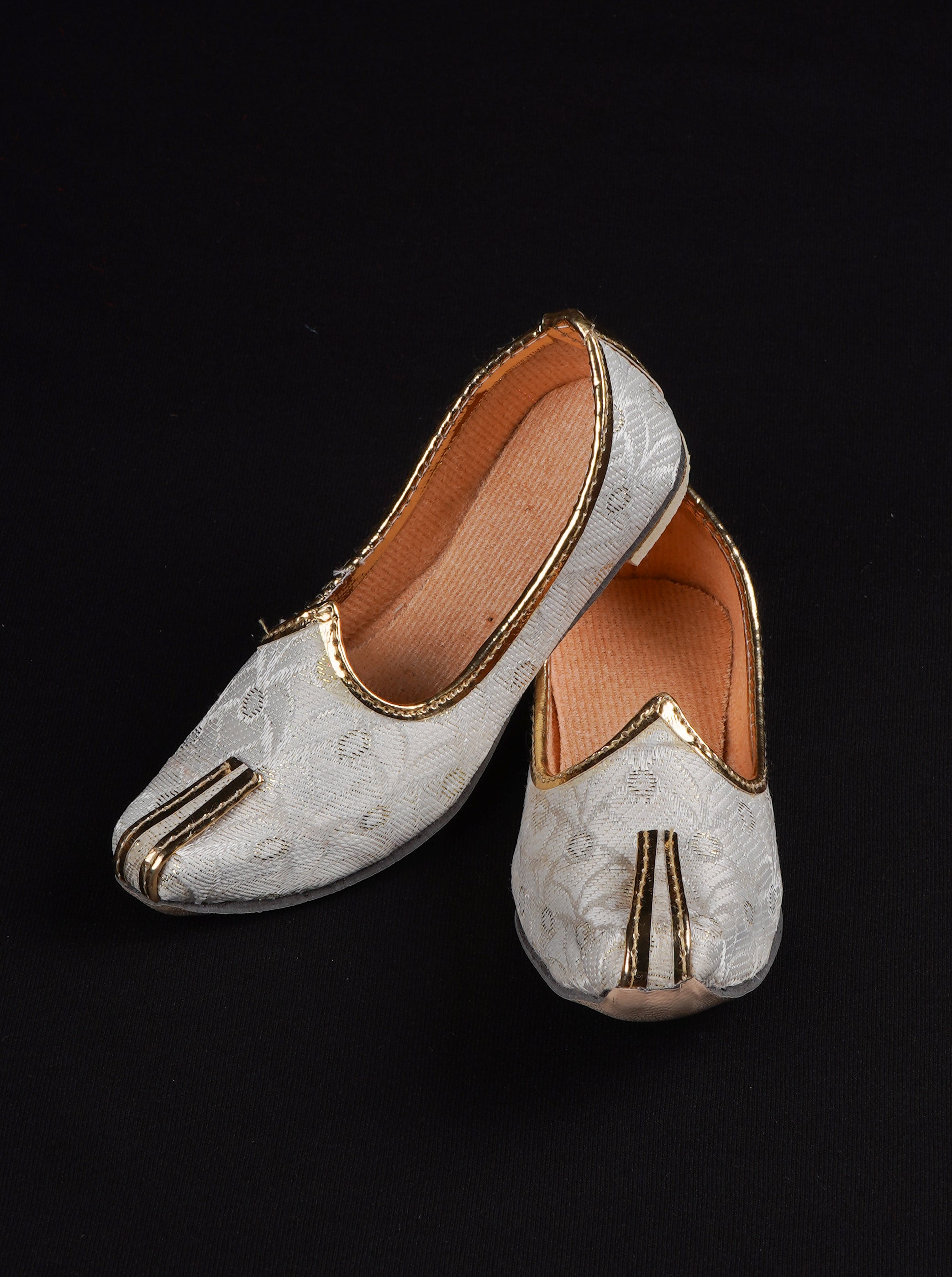 Off White Textured Closed Toe Mojari
