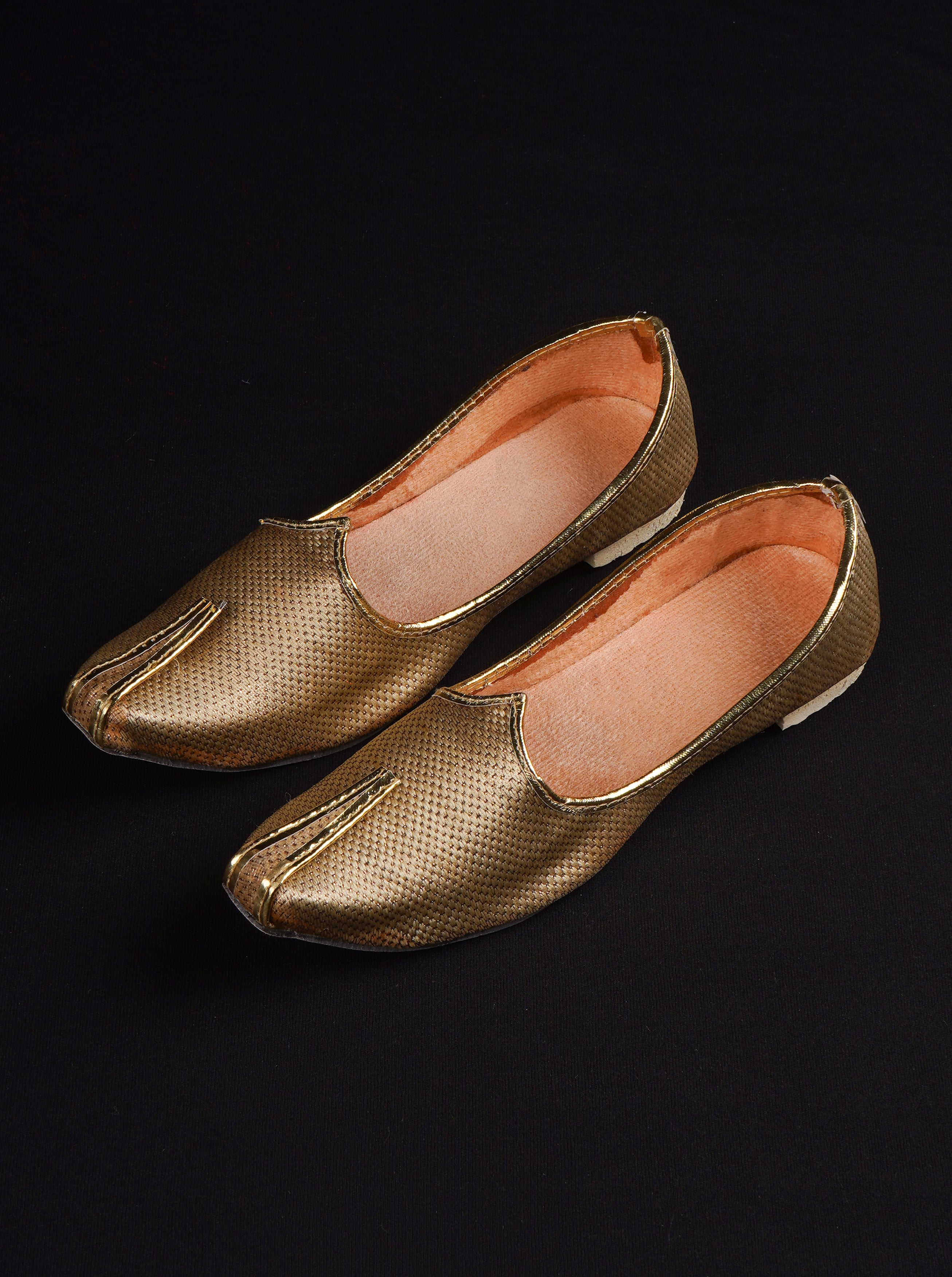 Gold Textured Heritage Pointed Mojari Shoes