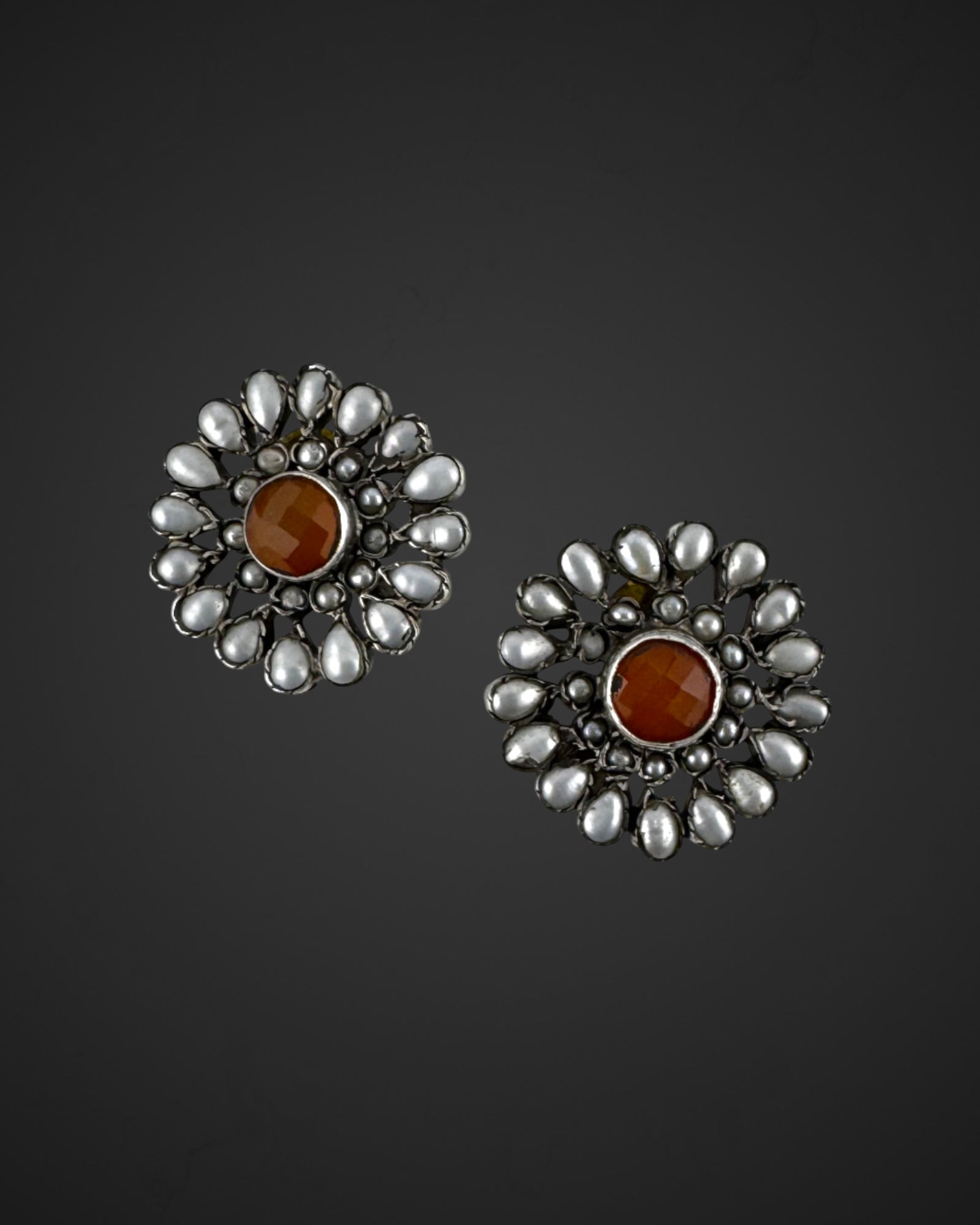 Eclat Contrast Studs