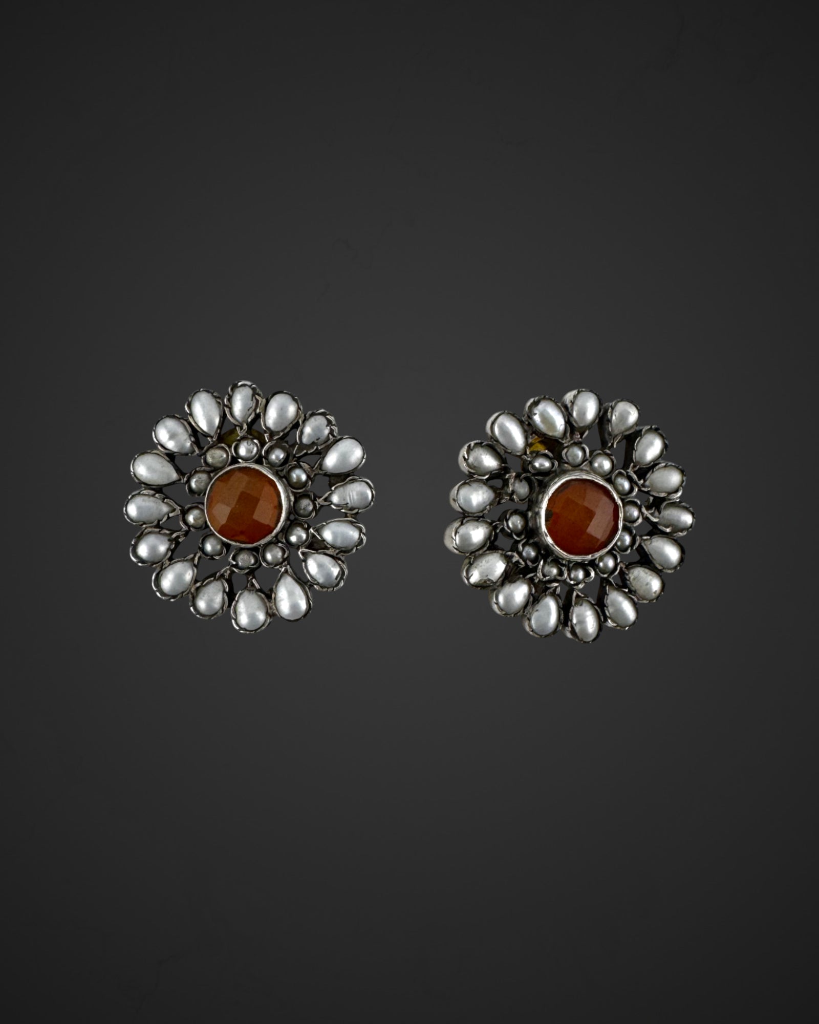 Eclat Contrast Studs