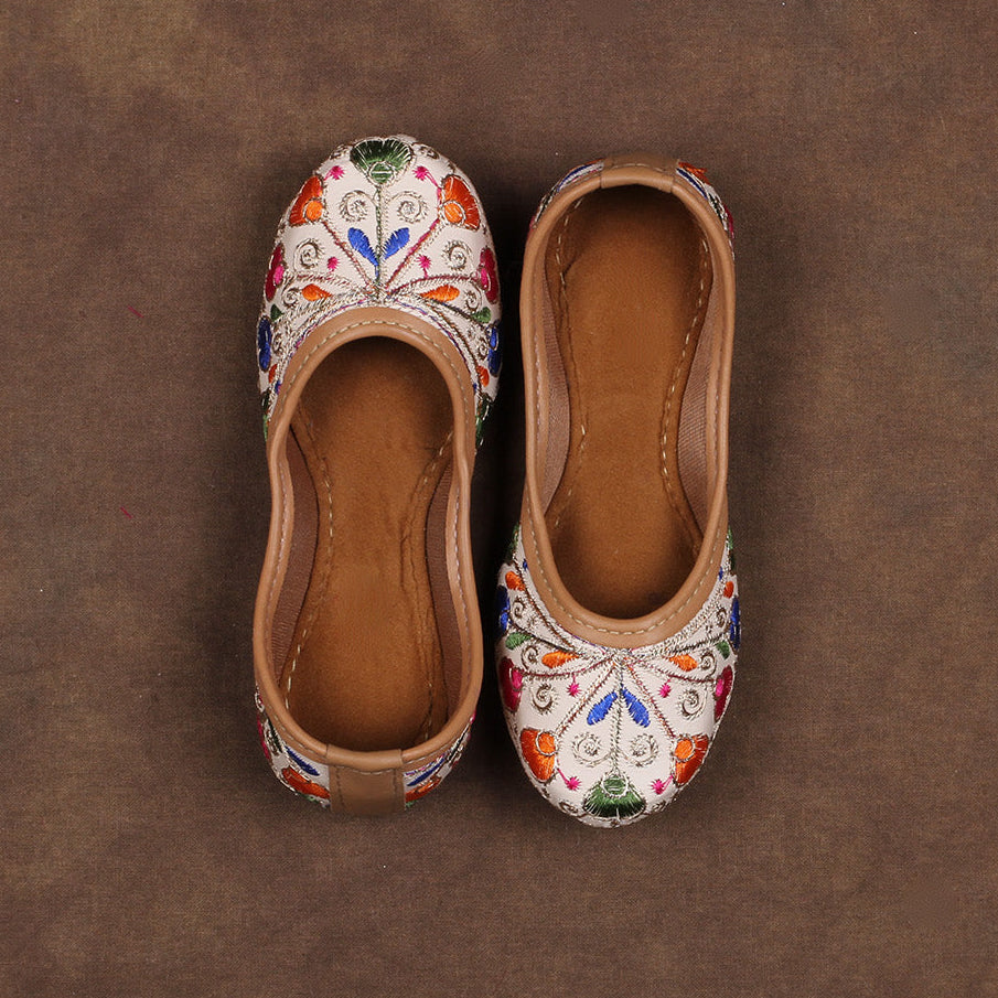 Textured Beige Closed Toe Jutti