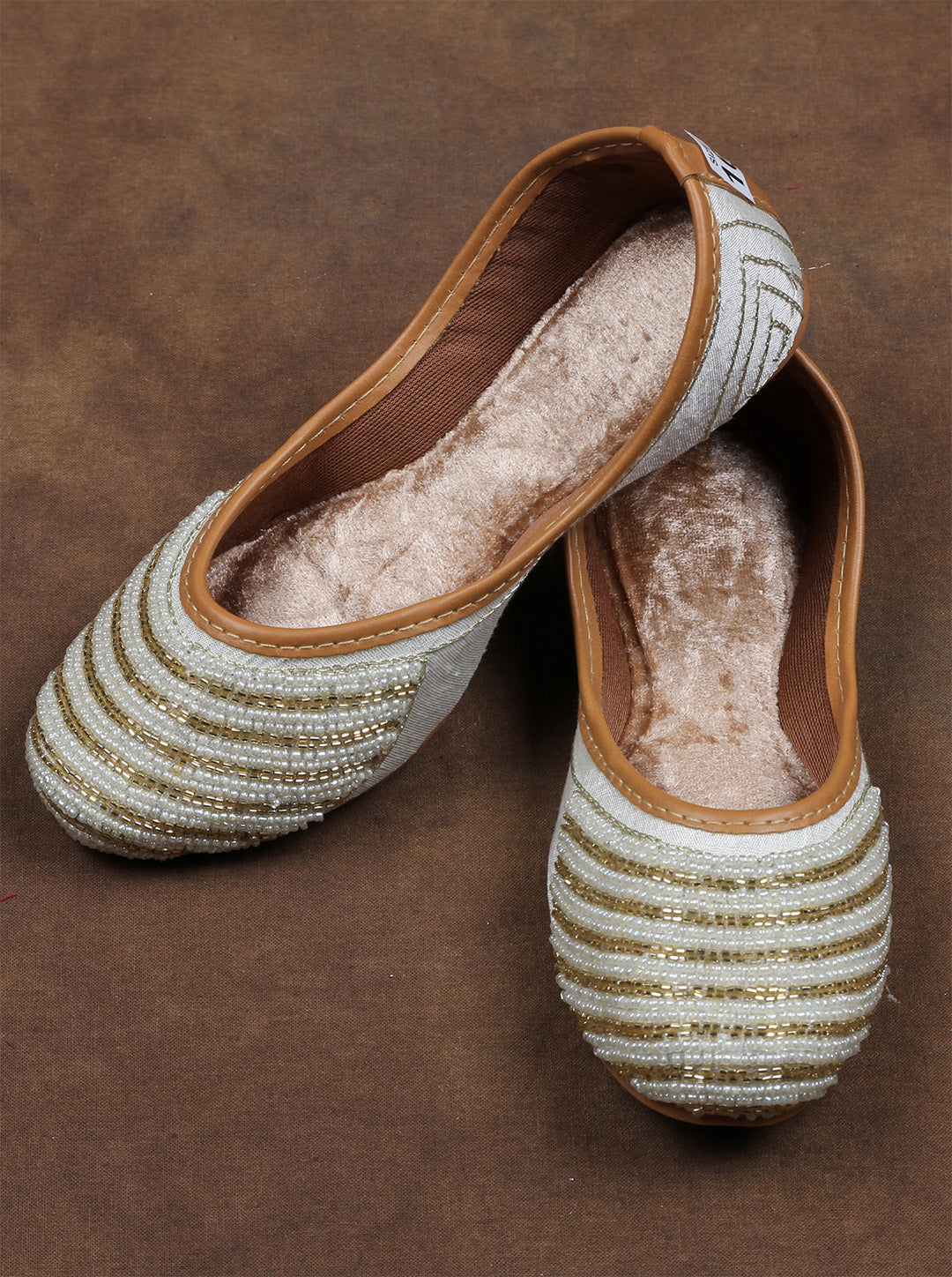 Padded Off White Round Toe Artisan Jutti