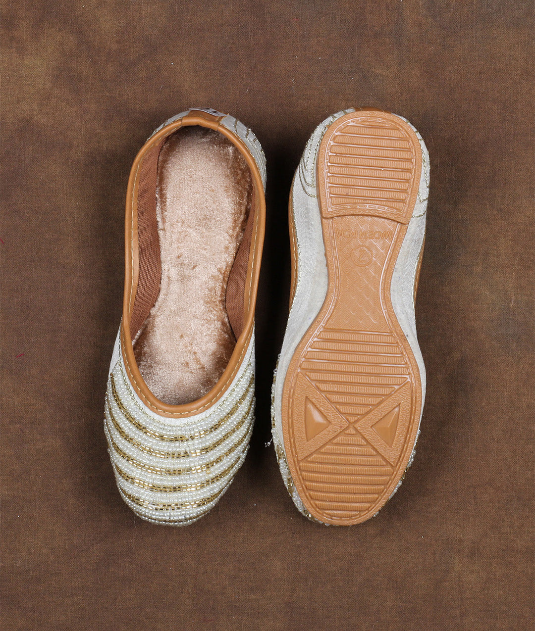 Padded Off White Round Toe Artisan Jutti