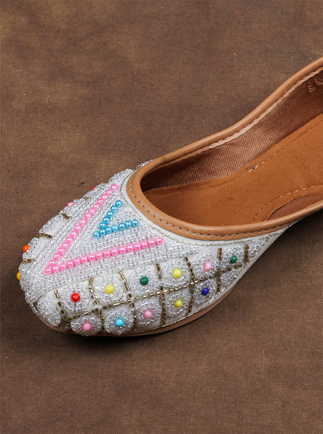 Traditional White Artisan Round Toe Jutti