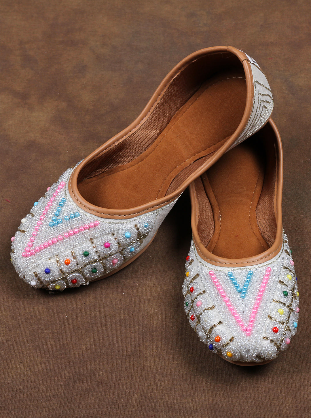 Traditional White Artisan Round Toe Jutti