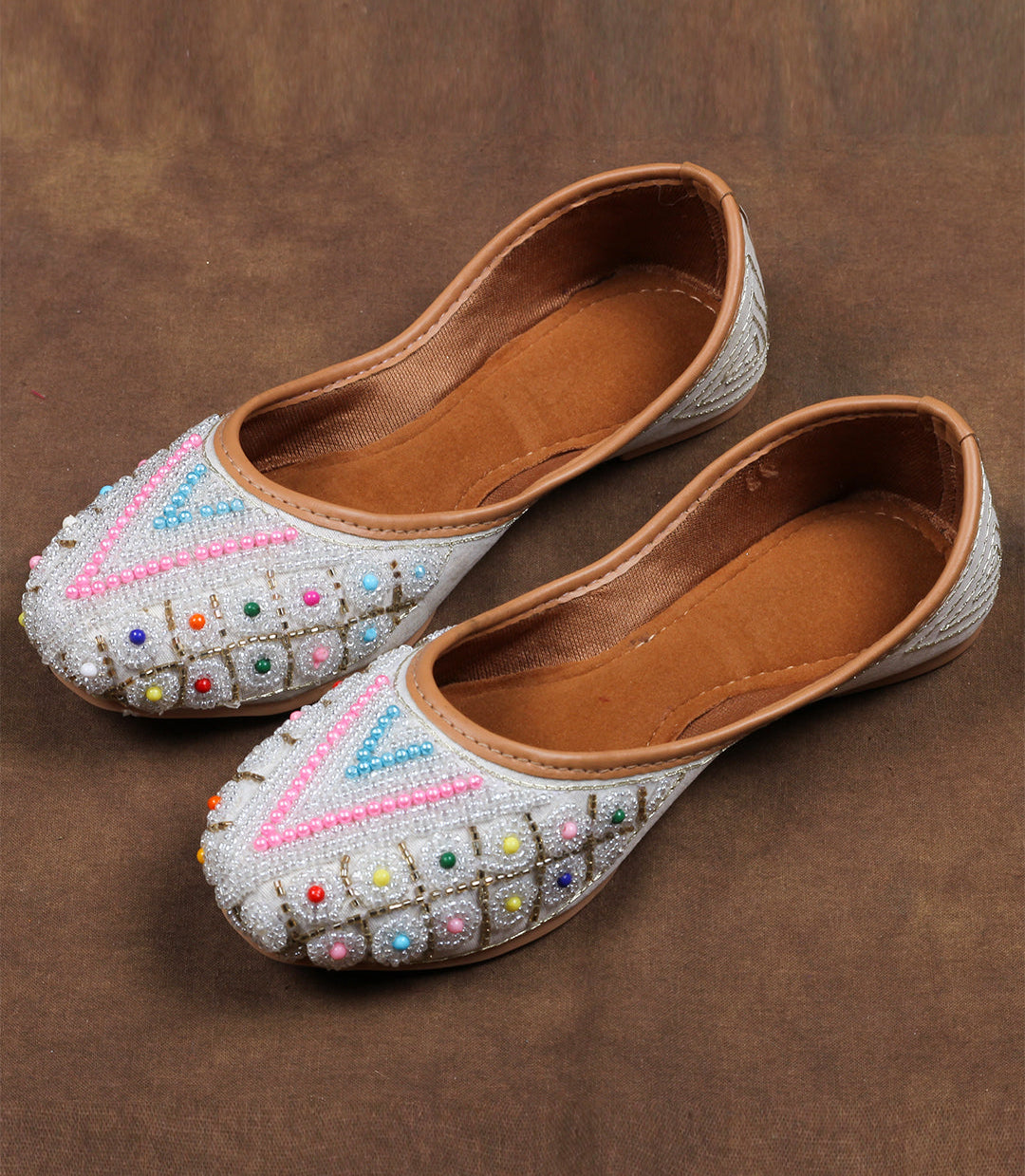 Traditional White Artisan Round Toe Jutti