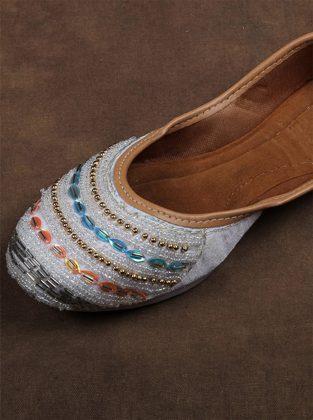 White Comfortable Stylish Ethnic Jutti