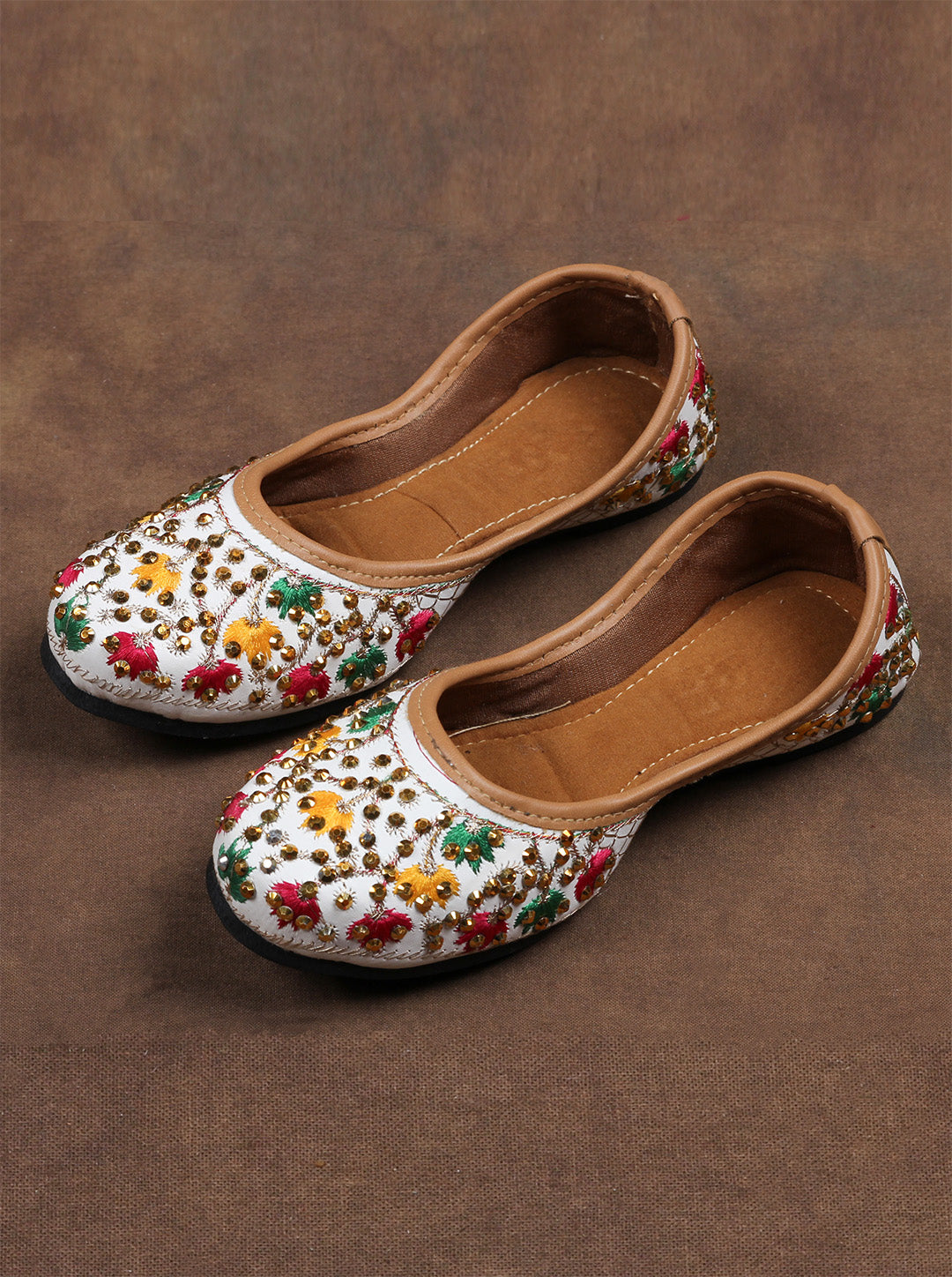 Off White Soft Closed Toe Ethnic Jutti